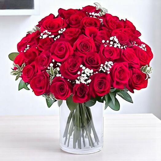Страстные красные розы в вазе – 50 стеблей романтическая цветочная композиция