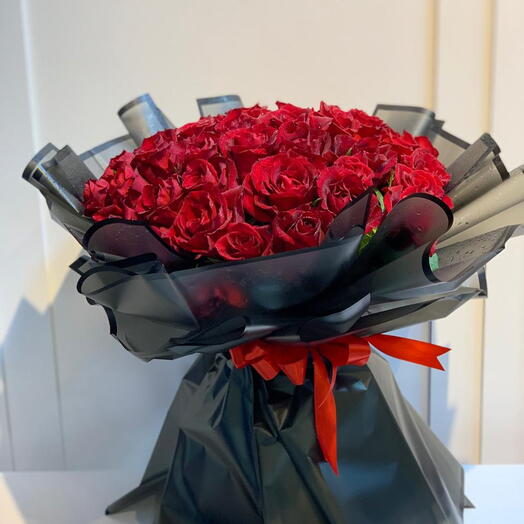 باقة دائرية من 50 وردة حمراء