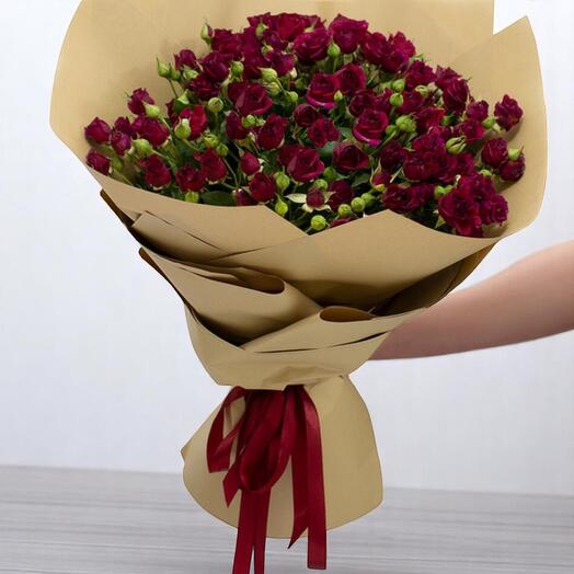 Очаровательный букет красных мини-роз Baby Rose – 20 миниатюрных роз в крафтовой упаковке