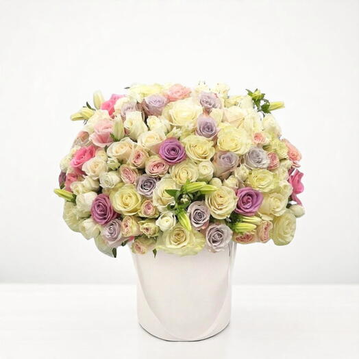 Symphonie luxueuse de lys et de roses : roses blanches, roses roses et roses violettes avec des lys dans une boîte Élégance Blanche