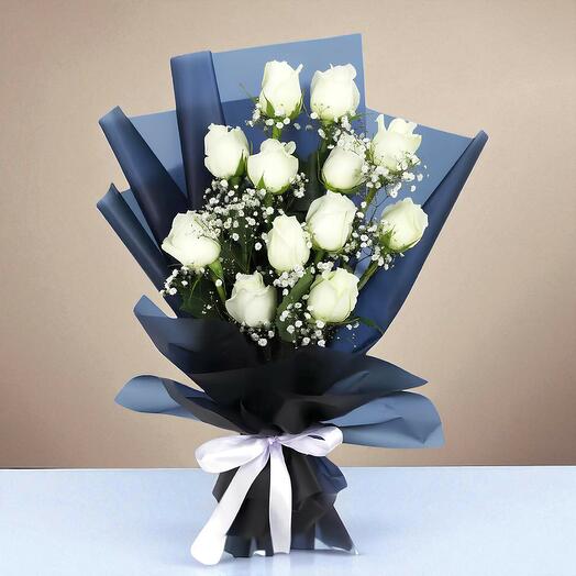 Ramo de 12 tallos de rosas blancas