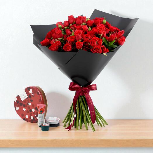 Majestueuses roses spray rouges avec boîte-cadeau aux fraises