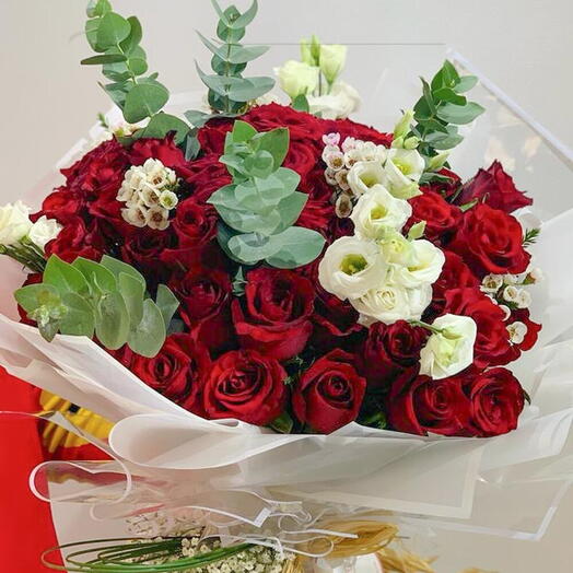 Красные розы  Лизиантус  Восковой цветок в букете