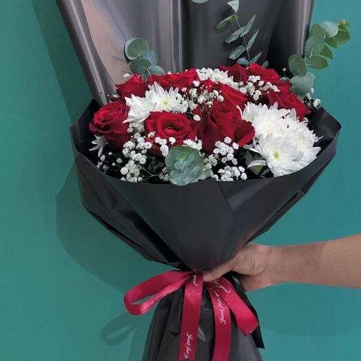Red and white bouquet ^roses _chrysanthemums