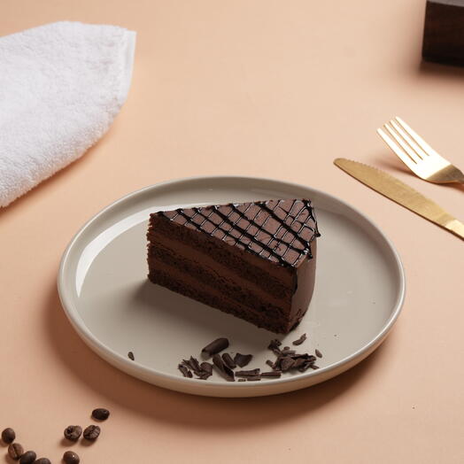 Кусок шоколадного торта без сахара