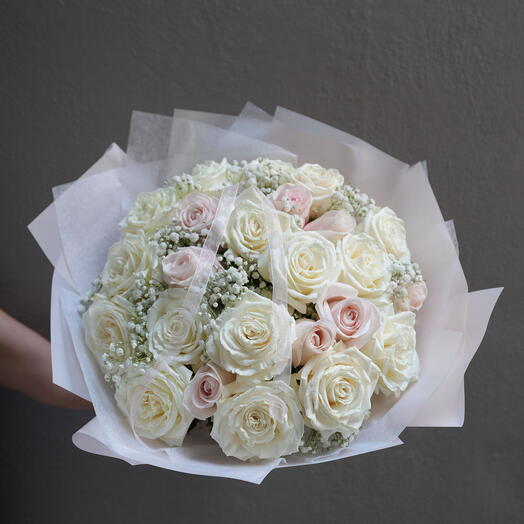 Роскошный букет из 25 белых и розовых роз с нежными лепестками