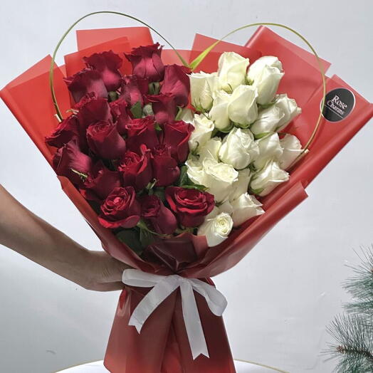 Bouquet de 41 roses | Harmonie rouge   et blanche | Fleurs de luxe romantiques Dubaï