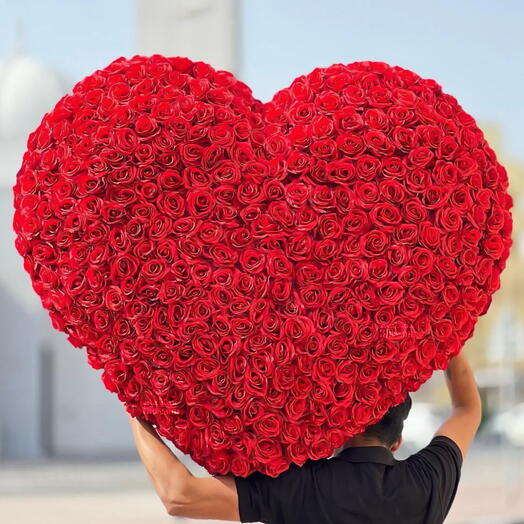 Arrangement en forme de cœur de 500 roses rouges