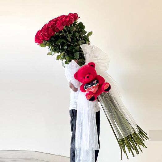 Crimson Embrace – 51 роскошная роза на длинных стеблях (160 см)