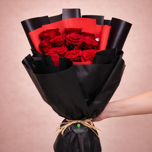 Букет «Чёрная Красота»: 10 красных роз