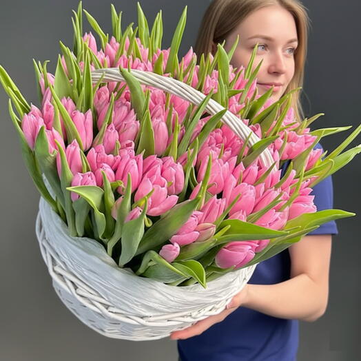 Корзина из 101 розового тюльпана