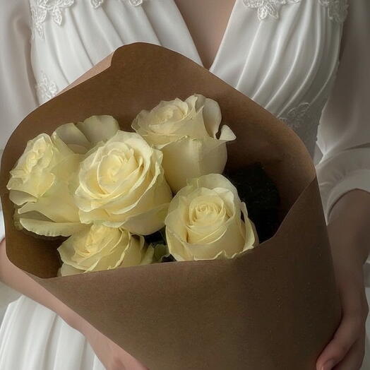 Flowers bouquet with 5 white roses