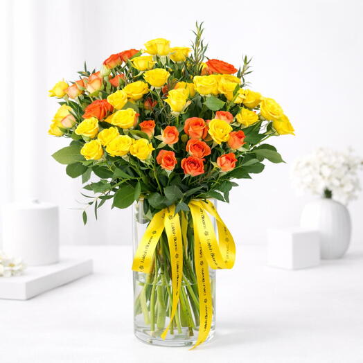 Jarrón Elegance con 15 rosas en spray de color naranja y amarillo.