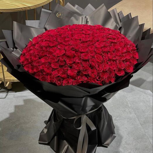 Букет из 200 премиальных красных роз ко Дню святого Валентина