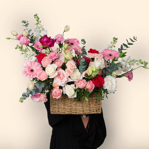 Розовая жемчужная корзина с цветами