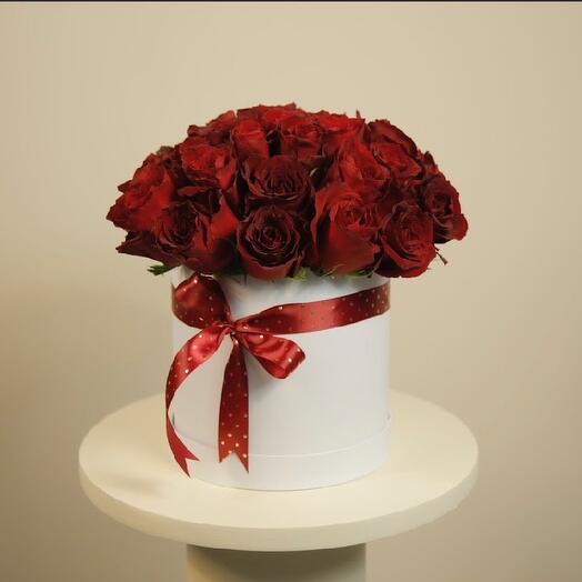 Коробка с 30 красными розами