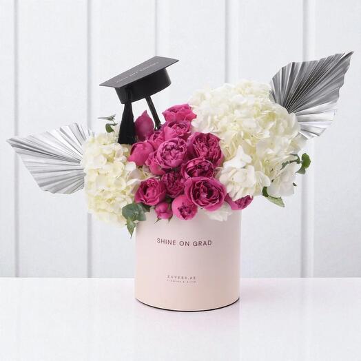 Rise in Radiance – Boîte de fleurs de remise de diplôme avec hortensias blancs et roses roses Juliet Garden