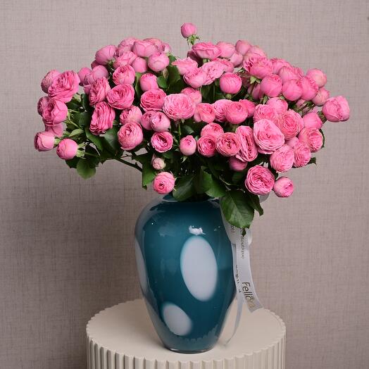 25 розовых кустовых роз в горошек «Жизель» в синей стеклянной вазе 6929