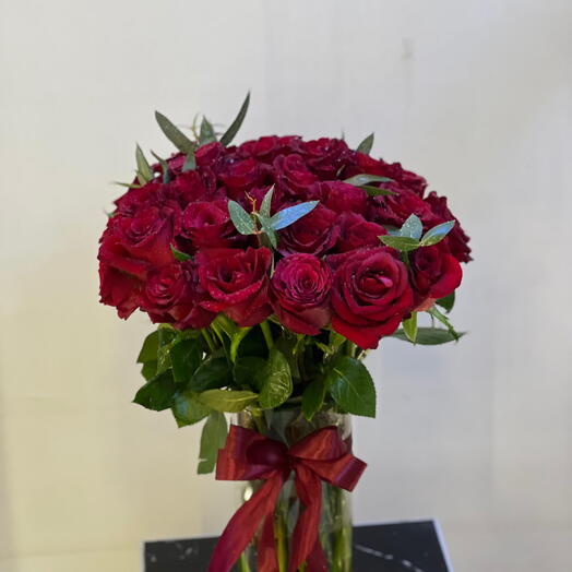 Red rose vase flowers