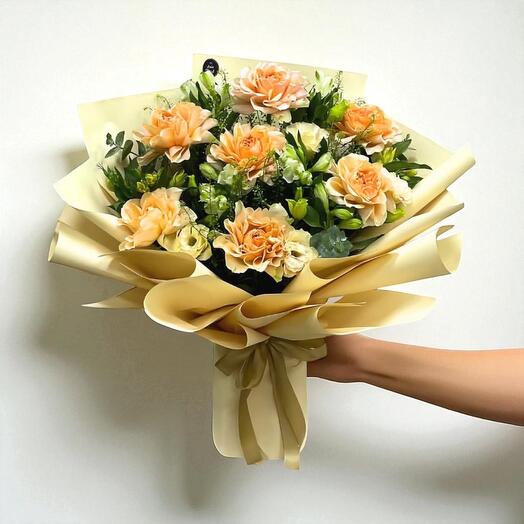 Charme des fleurs de pêcher – Bouquet de roses et de lisianthus