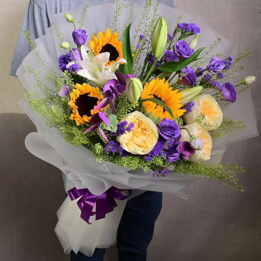 Смешанный букет из подсолнухов и лизиантусов 7124