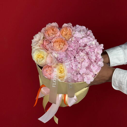 Fairy Pink: Small Bouquet of Hydrangeas, Roses and Eustoma