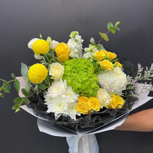 Bouquet de fleurs blanches et jaunes