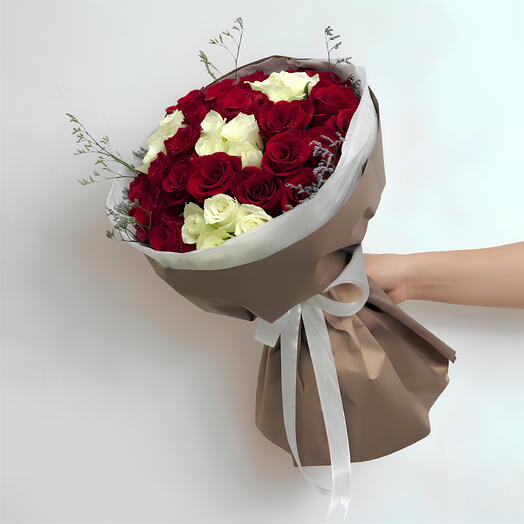 Bouquet Bold Grace | 36 roses rouges et blanches pour lui – Dubaï le jour même