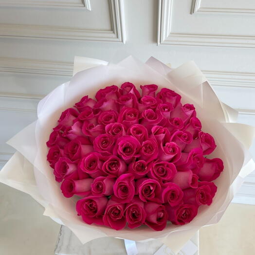 Роскошный букет из 51 ярко-розовой розы для годовщины или дня рождения.