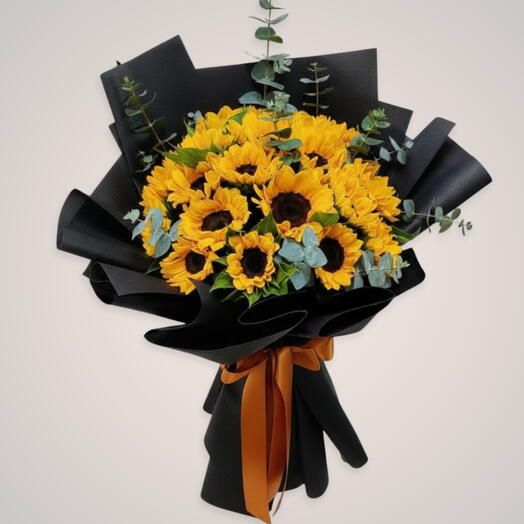 ЗОЛОТОЙ ВОСХОД:10 стеблей подсолнуха, 5 стеблей эвкалипта