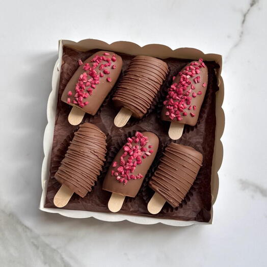 Chocolate-covered bananas with freeze-dried raspberries