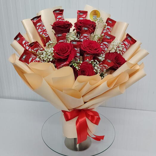 Букет из цветов и шоколада