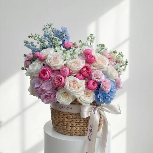 Пастельная симфония садовая корзина: Синий дельфиниум   Розовая роза Гранд Люкс