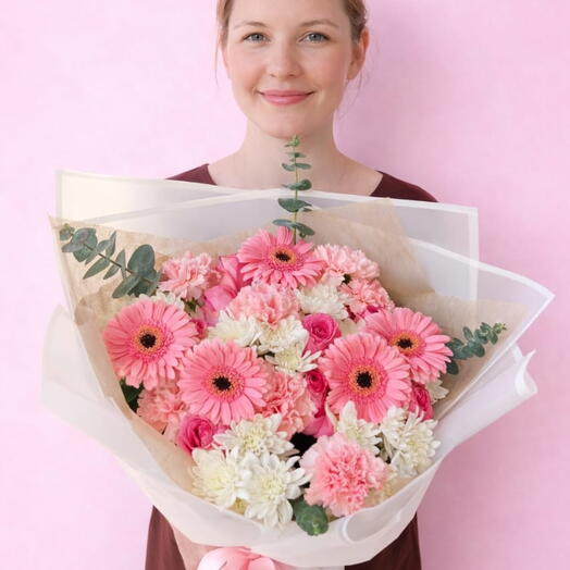 باقة زهور وردية وبيضاء أنيقة