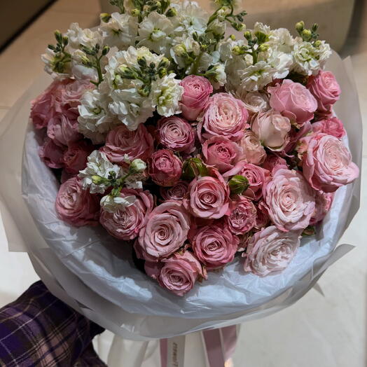 Bouquet with premium spray roses and matioola