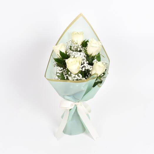 Прекрасный букет из 5 белых роз