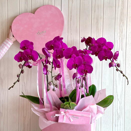 Роскошная розовая коробка в форме сердца с орхидеей, шоколадными конфетами и свечой