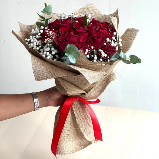 Букет из 21 красной розы с гипсофилой – классический романтический подарок