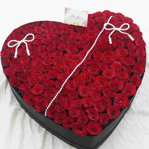 131 премиальных красных роз в коробке в форме сердца