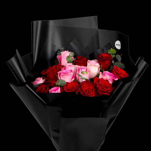 Blush Passion ramo de rosas rosadas y rojas