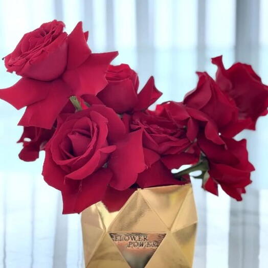 Revolution Love: маленькая золотая коробка из 10 красных роз