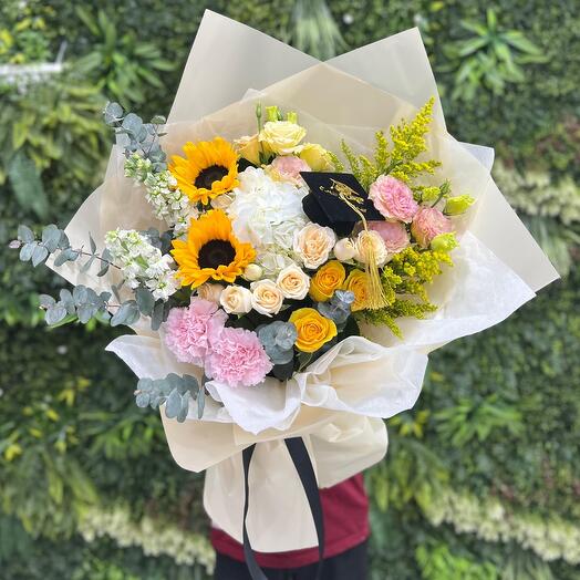 Выпускной букет из свежих цветов