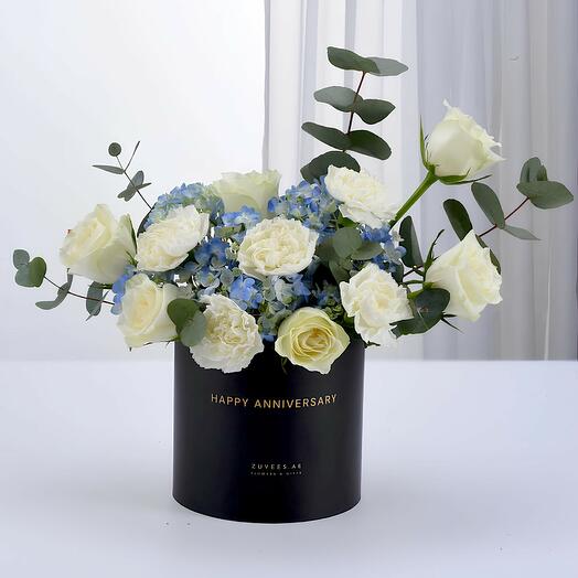 Черная цветочная коробка «Спокойные желания»