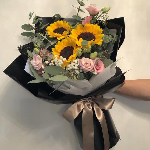 Яркий букет подсолнухов