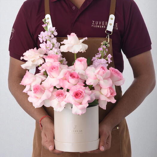 Объятие из роз в песочной коробке с цветами