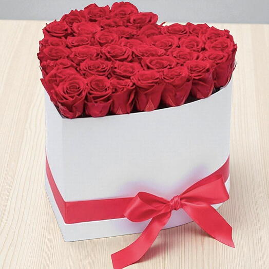 Красные розы в коробке