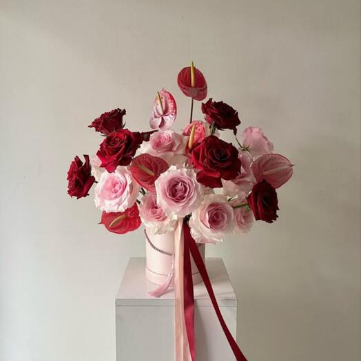 Элегантный красный антуриум   Коробка роз Охара