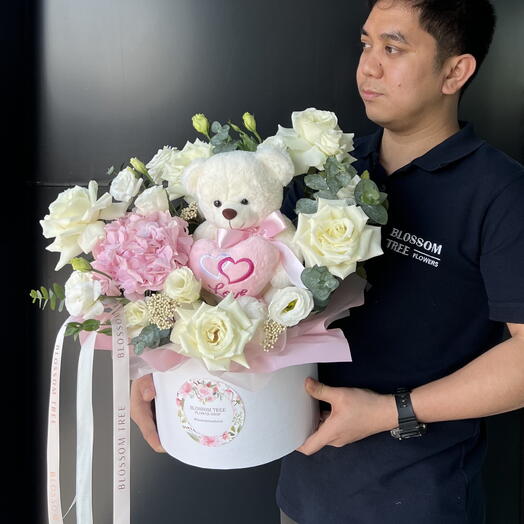 Composition pour bébé fille | Ours en peluche | Hortensia rose | Fleurs blanches et roses | Fleurs pour nouveau-né