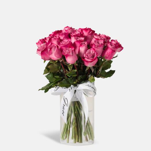 Фиолетовые розы в вазе