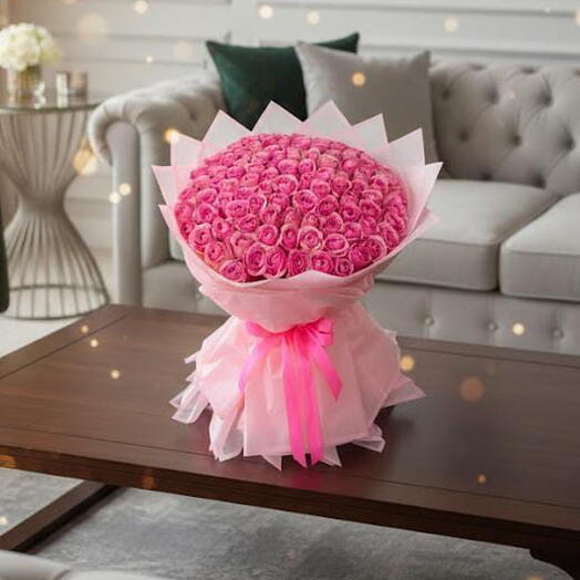 Букет розовых роз в розовой упаковочной бумаге